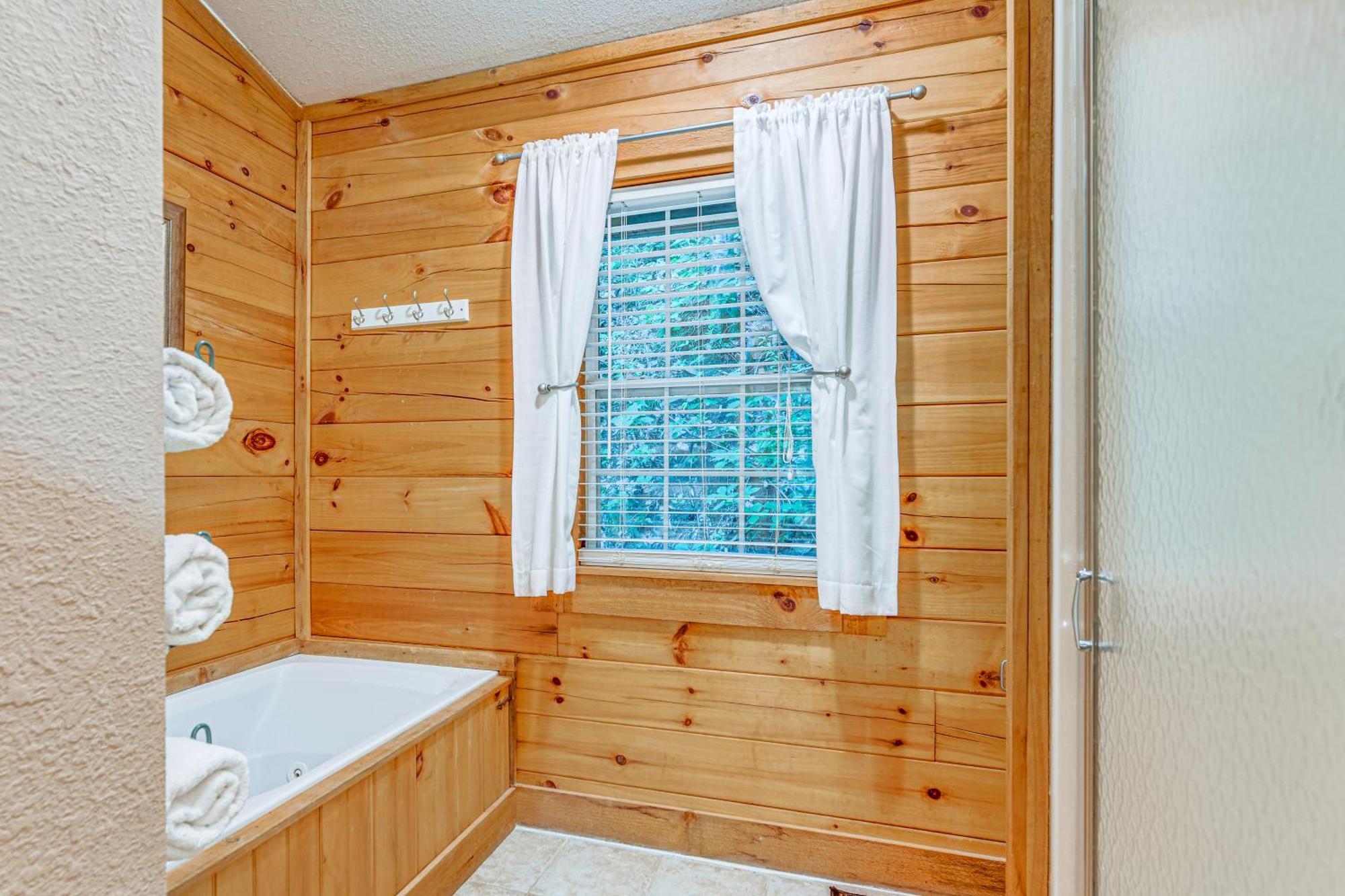 Serene Maggie Valley Retreat With Deck And Hot Tub! Esterno foto